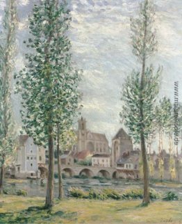 Ansicht von Moret auf Loing durch die Bäume Ansicht von Moret auf Loing durch die Bäume