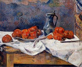 Tomaten und ein Zinnbecher auf einem Tisch Tomaten und ein Zinnbecher auf einem Tisch