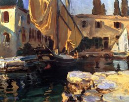 San Vigilio. Ein Boot mit Goldene Segel San Vigilio. Ein Boot mit Goldene Segel