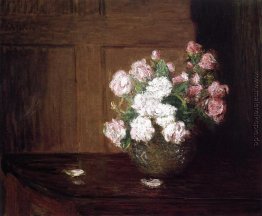 Rosen in einer Silberschale auf einem Mahagoni-Tisch Rosen in einer Silberschale auf einem Mahagoni-Tisch