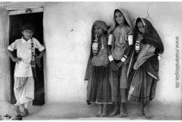 Ein Junge und drei Mädchen des Chamar Community, Kutch, Gujarat Ein Junge und drei Mädchen des Chamar Community, Kutch, Gujarat
