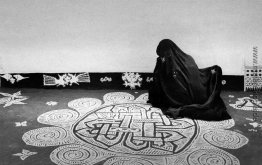 Frau Zeichnung ein mandana Design, Rajasthan Frau Zeichnung ein mandana Design, Rajasthan