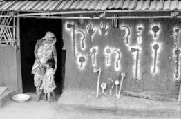 Eine Mutter und Kind vor einem ländlichen Haus, South Gujarat Eine Mutter und Kind vor einem ländlichen Haus, South Gujarat