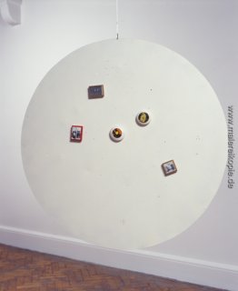 Untitled (Moveable Magnetic Foto Punkte auf Metallic Disc) Untitled (Moveable Magnetic Foto Punkte auf Metallic Disc)