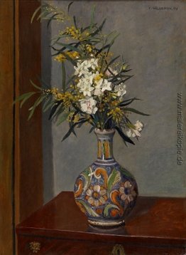 Weiße Blumen in einer Vase dekoriert Weiße Blumen in einer Vase dekoriert