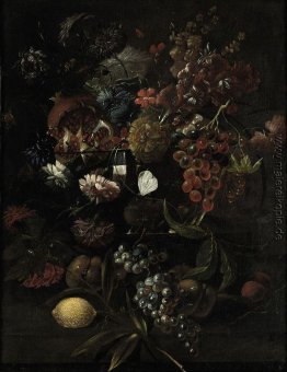 Verschiedene Blumen in einer Glasvase mit blauen Trauben, Pfirsi Verschiedene Blumen in einer Glasvase mit blauen Trauben, Pfirsi