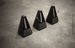 Arbeits No. 223 (Drei Metronome Takt schlagend, eine schnell, ei Arbeits No. 223 (Drei Metronome Takt schlagend, eine schnell, ei