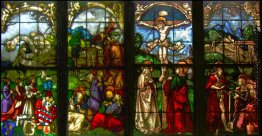 Diese Glasfenster in der Blumeneck Familienkapelle Diese Glasfenster in der Blumeneck Familienkapelle