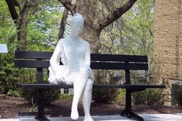 Frau auf einer Bank Frau auf einer Bank