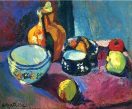 Geschirr und Obst auf einer roten und schwarzen Teppich Geschirr und Obst auf einer roten und schwarzen Teppich