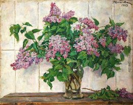 Stillleben. Fliedern in einem Glas vor dem Herd. Stillleben. Fliedern in einem Glas vor dem Herd.