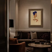 Selbstporträt mit Hand an der Brust — Boutiquehotel