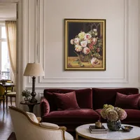 Blumenstrauß aus Rosen am Fenster — Pariser Wohnung