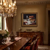 Stilleben mit Büchern und Kerzen — Schloss-Esszimmer