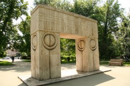 Das Tor von Kiss (Teil des Skulpturengefüge in Târgu Jiu) Das Tor von Kiss (Teil des Skulpturengefüge in Târgu Jiu)
