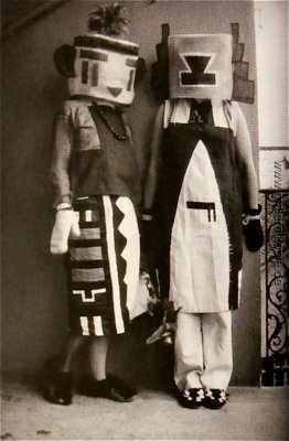 Sophie Taeuber und Erika (Hopi Indian Kostüme) Sophie Taeuber und Erika (Hopi Indian Kostüme)