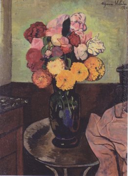 Blumenvase auf einem runden Tisch Blumenvase auf einem runden Tisch