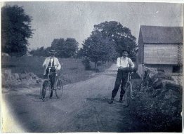 Benjamin Eakins und Samuel Murray mit Fahrrädern Benjamin Eakins und Samuel Murray mit Fahrrädern